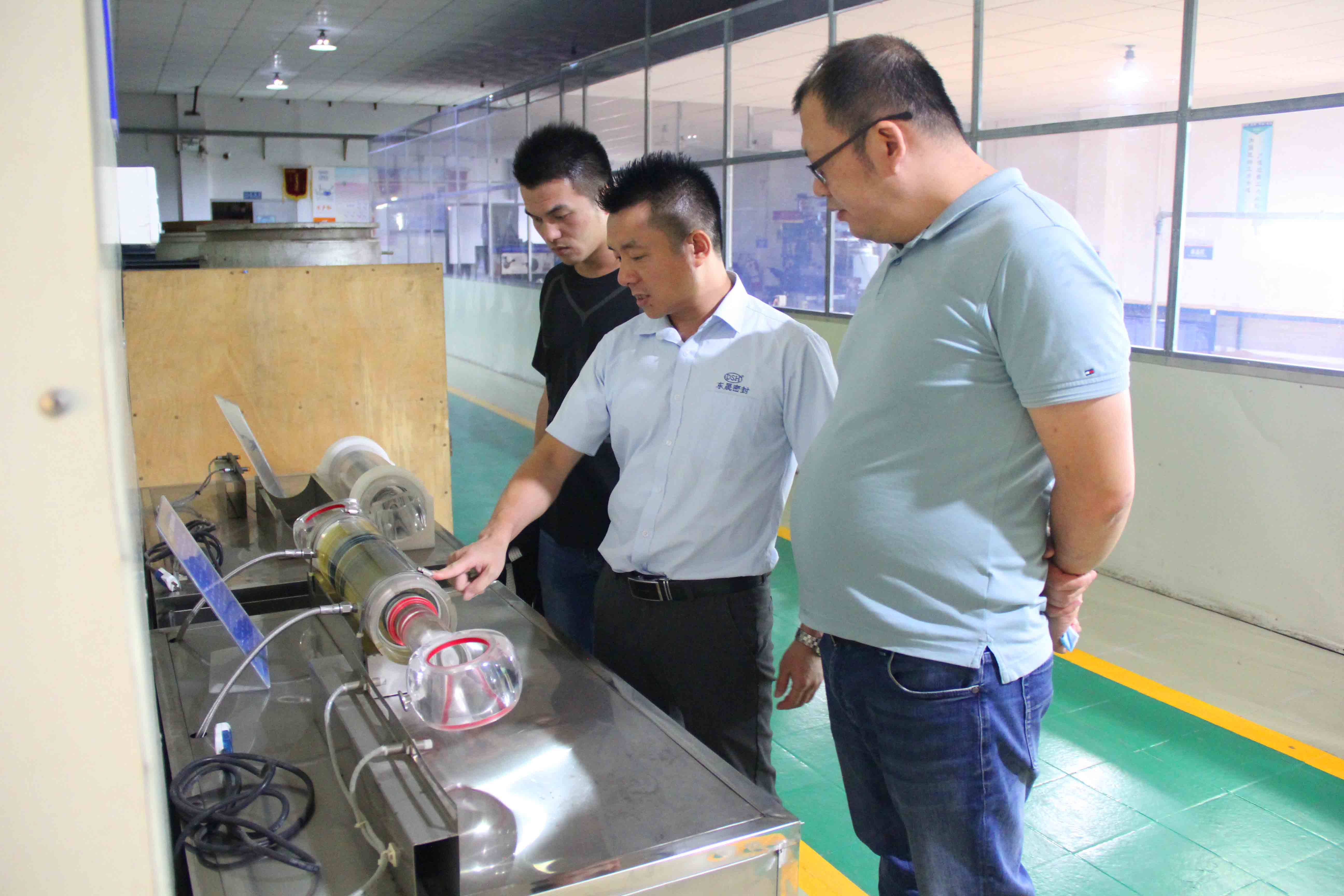 胡總給客戶講解油封在油缸的運動原理 胡總給客戶講解油封在油缸的運動原理