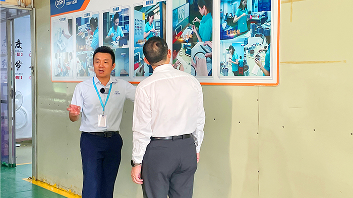 2質(zhì)檢部與倉(cāng)庫(kù)牛商央視財(cái)經(jīng)評(píng)論員單仁與東晟密封件胡燕林  (3)