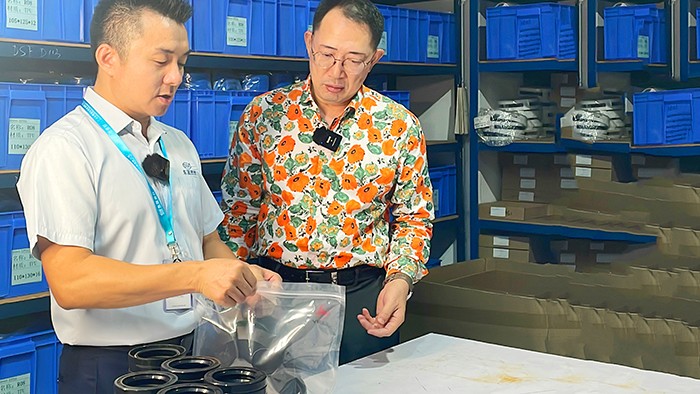 2質(zhì)檢部與倉(cāng)庫(kù)牛商央視財(cái)經(jīng)評(píng)論員單仁與東晟密封件胡燕林  (3)